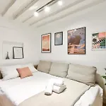 Modern Parisian Retreat Cozy T2 In Paris 02