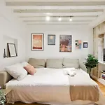 Modern Parisian Retreat Cozy T2 In Paris 02